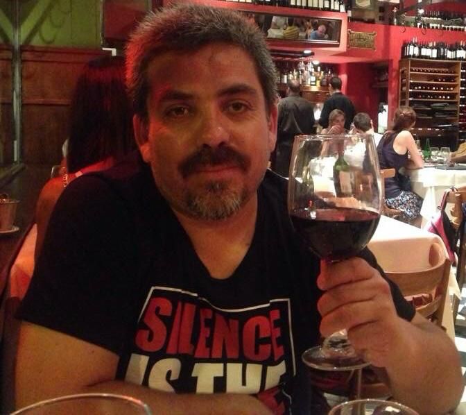 Vito Martínez a los 40 años, en un restaurante de Buenos Aires, con una copa de vino.