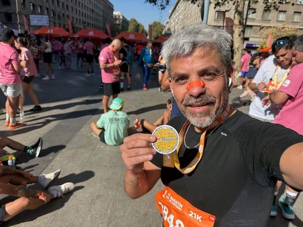Vito Martínez a los 55 años, con la medalla de su primera media maratón.